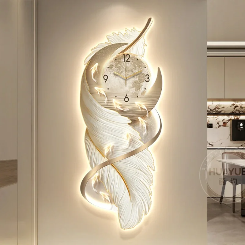 

Подвесная картина с изображением перьев и настенных светильников