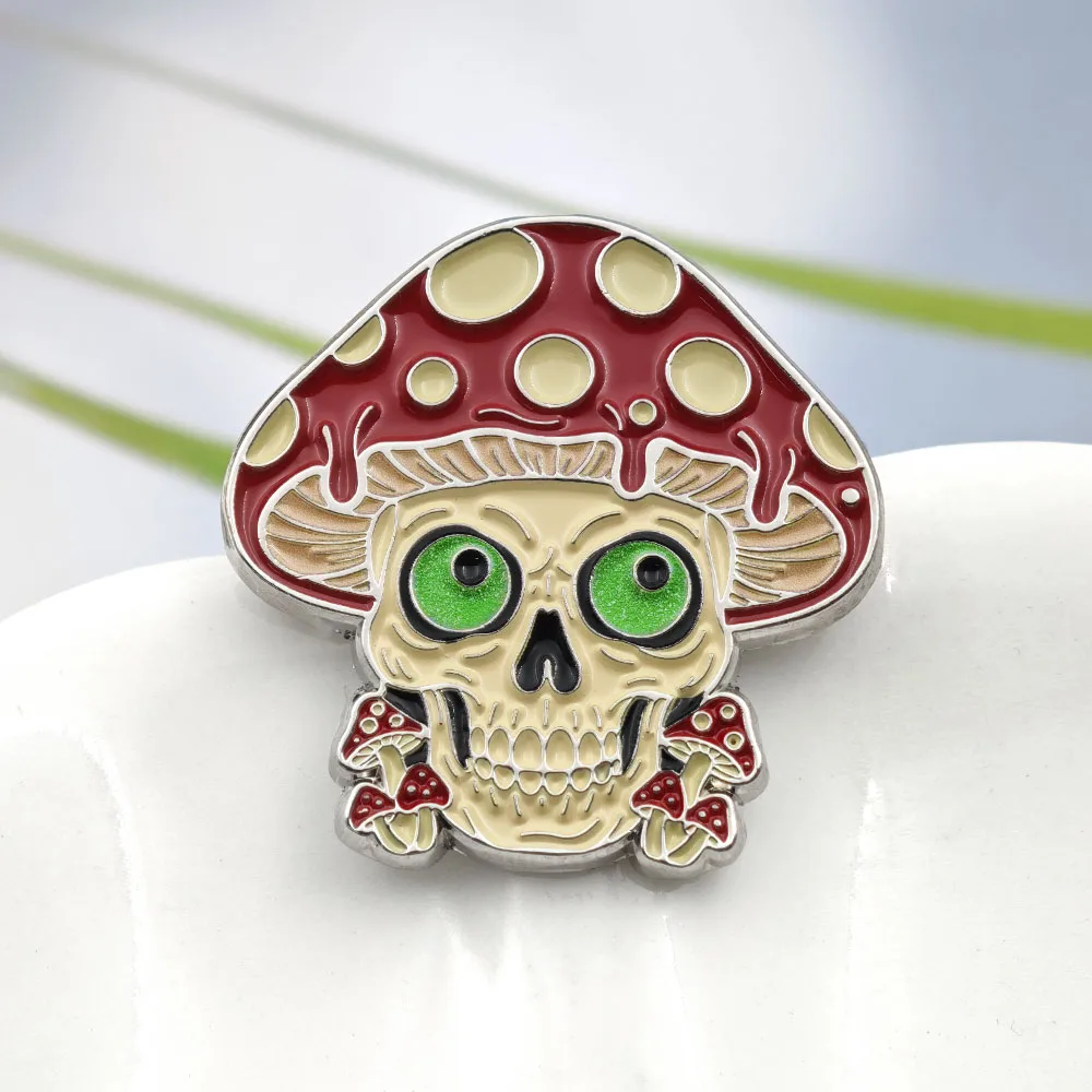 Im Dunkeln leuchtender Pilz-Totenkopf-Emaille-Pin, rote Pilz-Brosche, psychedelische Anstecknadel, Gothic-Halloween-Schmuckgeschenk – Detail 12