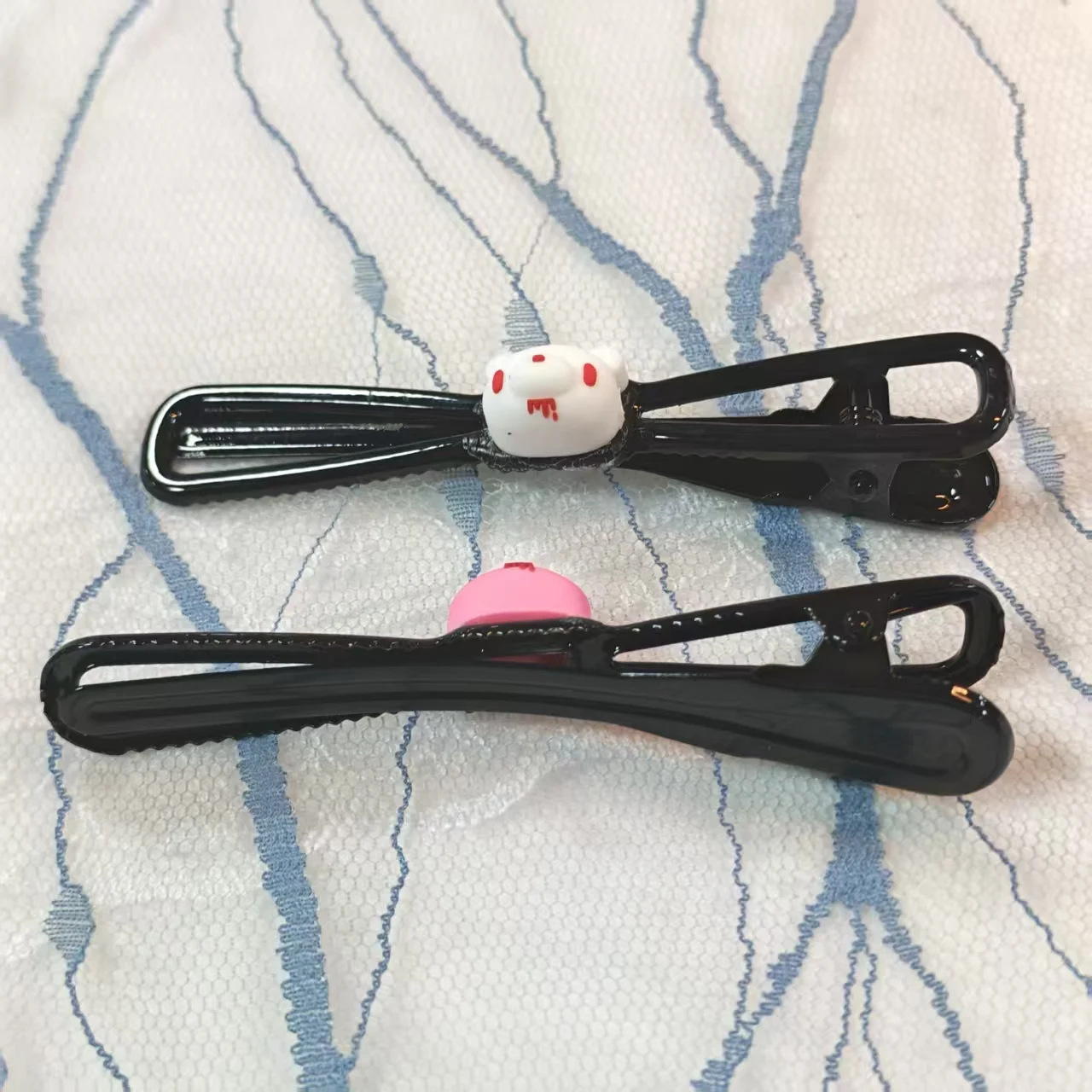 Edgy Bloody Bear Haarspangen – Schwarze Clips mit rosa/weißen Bärenmotiven, fügen Sie kräftige, süße und dunkle Haptik an Frisuren hinzu.