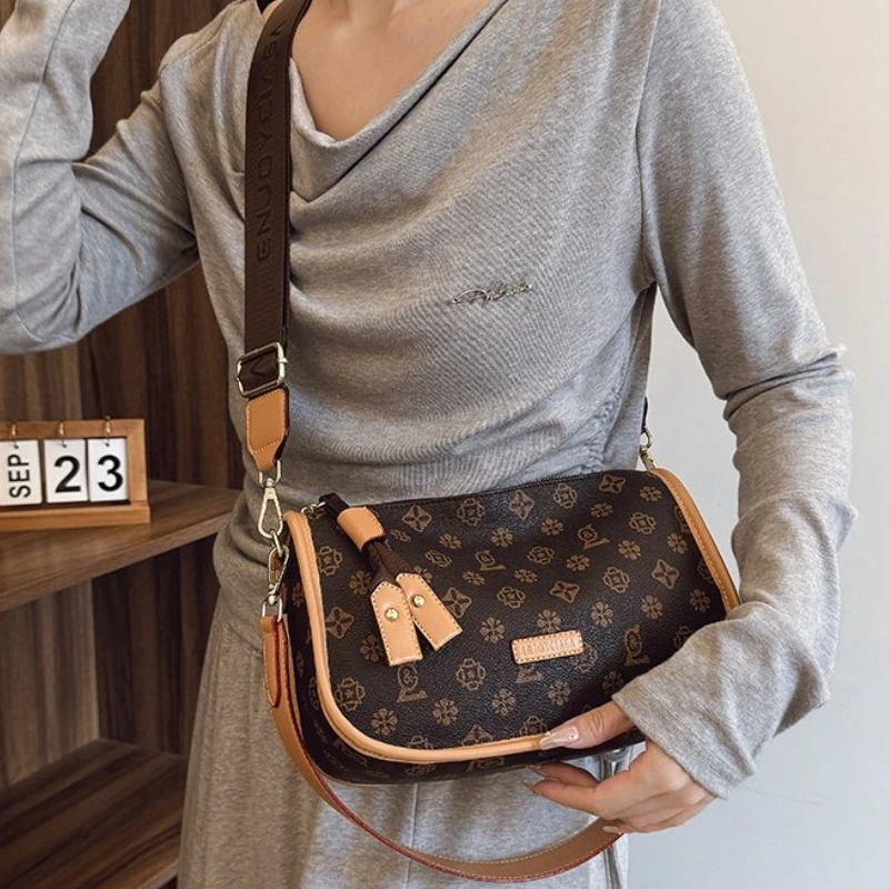 

Classic Tote bag creative individual design crossbody bag suitable for commuting and travel durable material