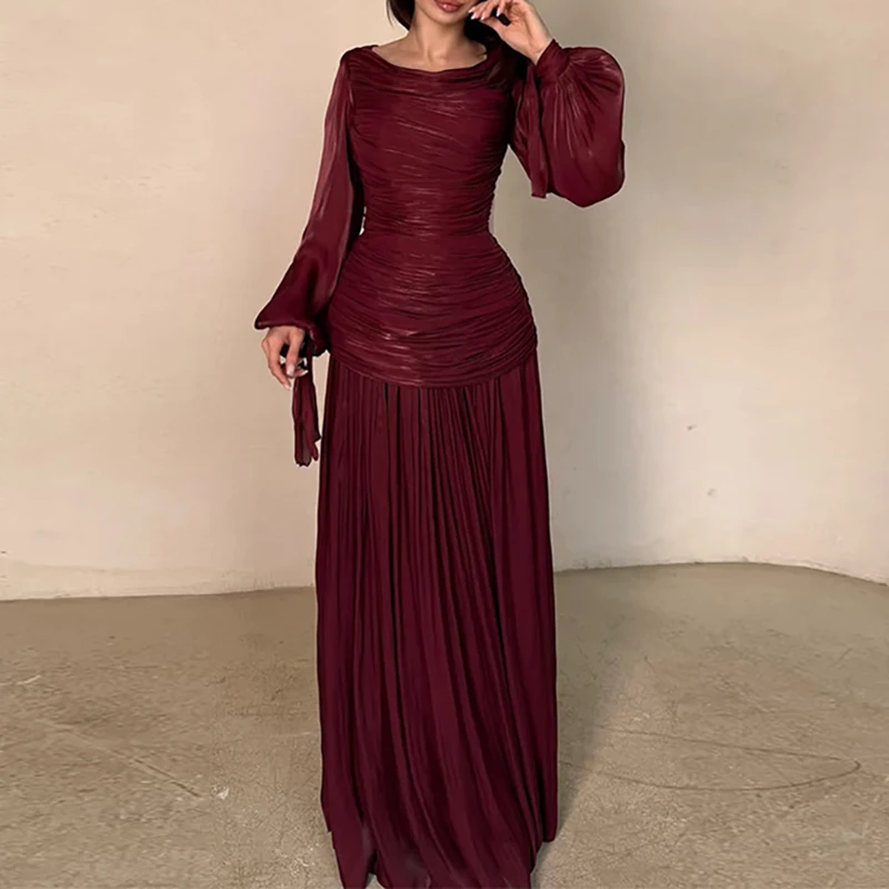 שמלות אלגנטיות בעלות גזרה מחמיאה, קולקציית אביב 2026, שמלת מקסי בצבע אחיד עם קפלים, שמלת מסיבה לנשים עם צווארון עגול, שרוולים ארוכים ומותן גבוהה