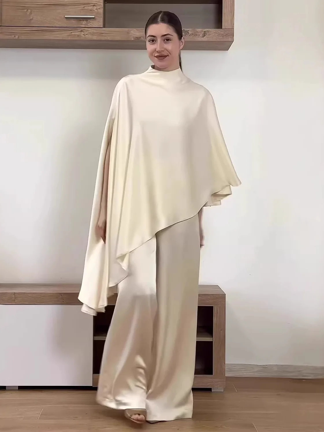 

Модный женский комплект: топ с высоким воротником и длинными рукавами, брюки с высокой талией и широкими штанинами. Новинка для повседневной носки, на все сезоны.