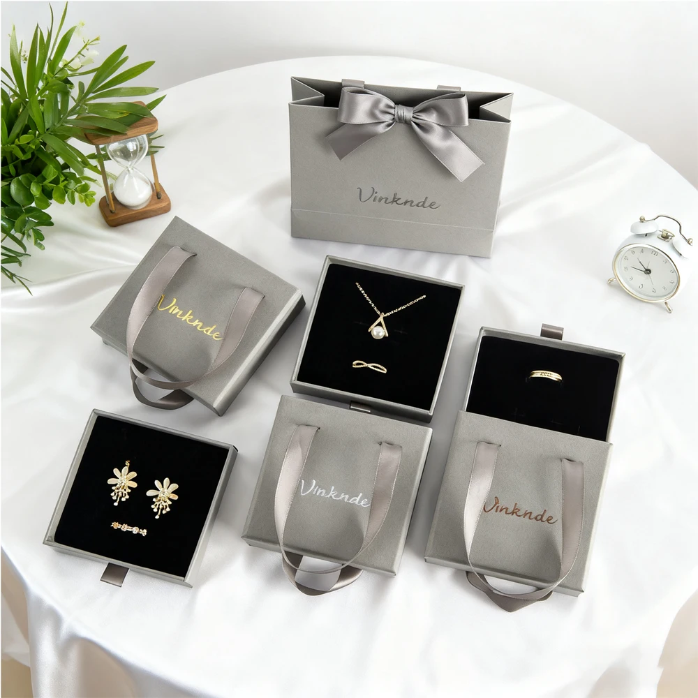 

50pcs Custom Logo Grey Paper Jewelry Box Bracelet Necklace Ring Earring Boxes Ribbon Handle Kraft Wedding Gifts Packaging Case