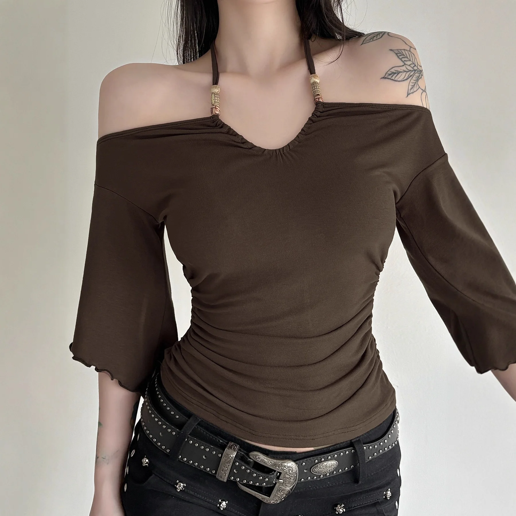 スリムフィットビーズ付き肩掛けTシャツ レトロなスリムフィットバットウィングスリーブニット生地 薄手サマーTシャツ