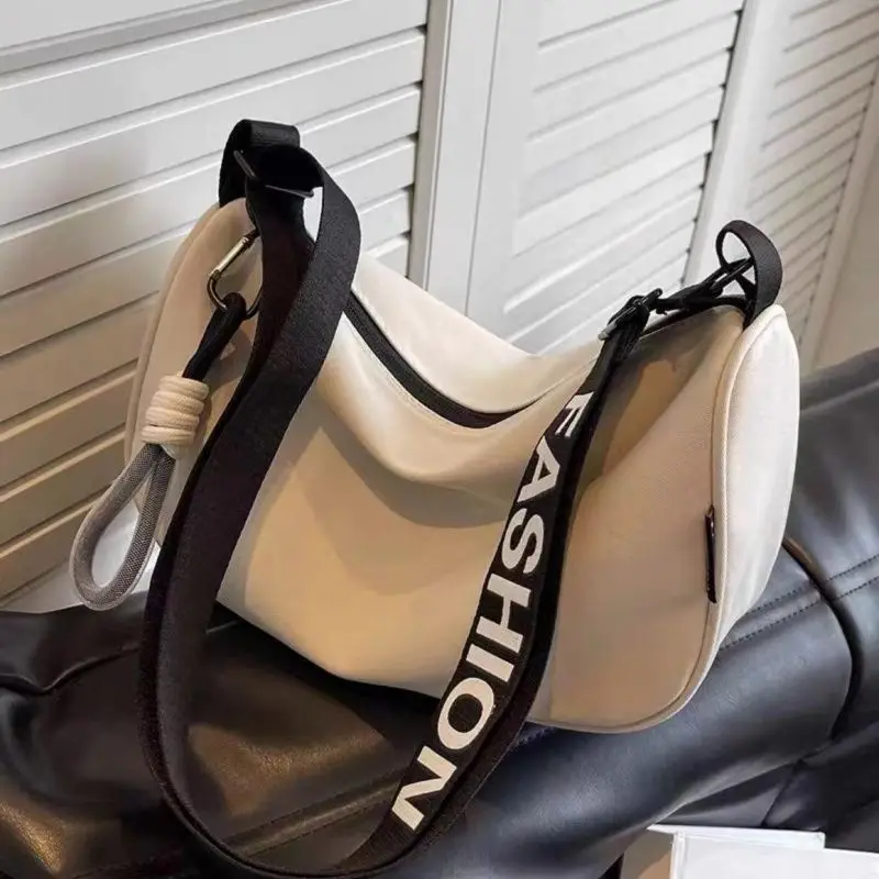 Sac fourre-tout léger de grande capacité, sac à bandoulière avec oreiller à la mode pour les déplacements quotidiens et les voyages, les activités de plein air