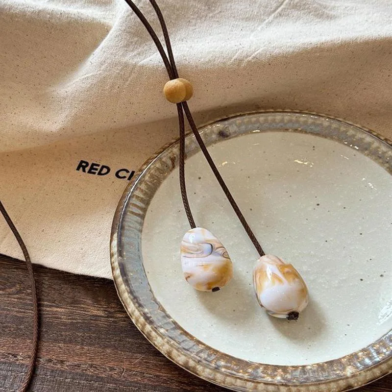 

New Chinese irregular resin wood bead style leather rope necklace, niche retro ethnic style trendy accessories for women