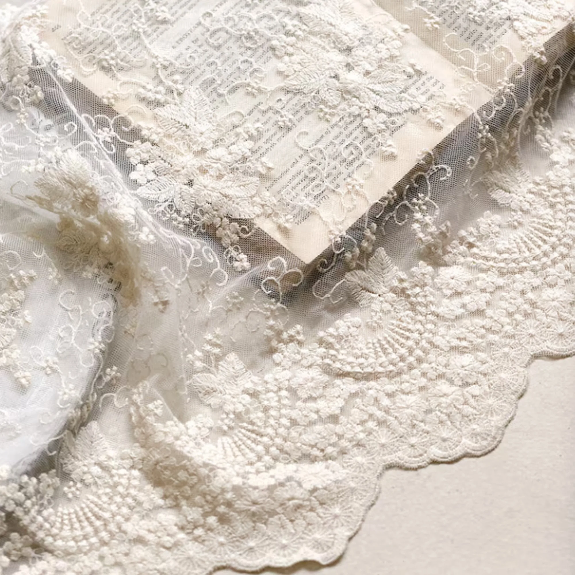 

Ширина 1 ярд, 51,18 дюймов, кружевная ткань, бежевое/цвета слоновой кости, кружевная ткань с цветочным узором, 3D кружевная ткань, кружево для платья своими руками, 130 см