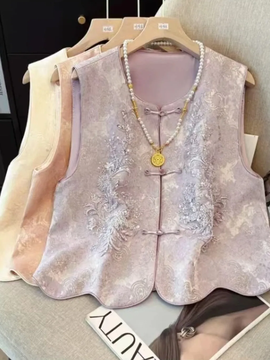 

New Chinese Style Embroidered Vest Heavy Beading Spring 2026 New Style Belted Fashion Top for Middle-Aged Women Silk Fabric