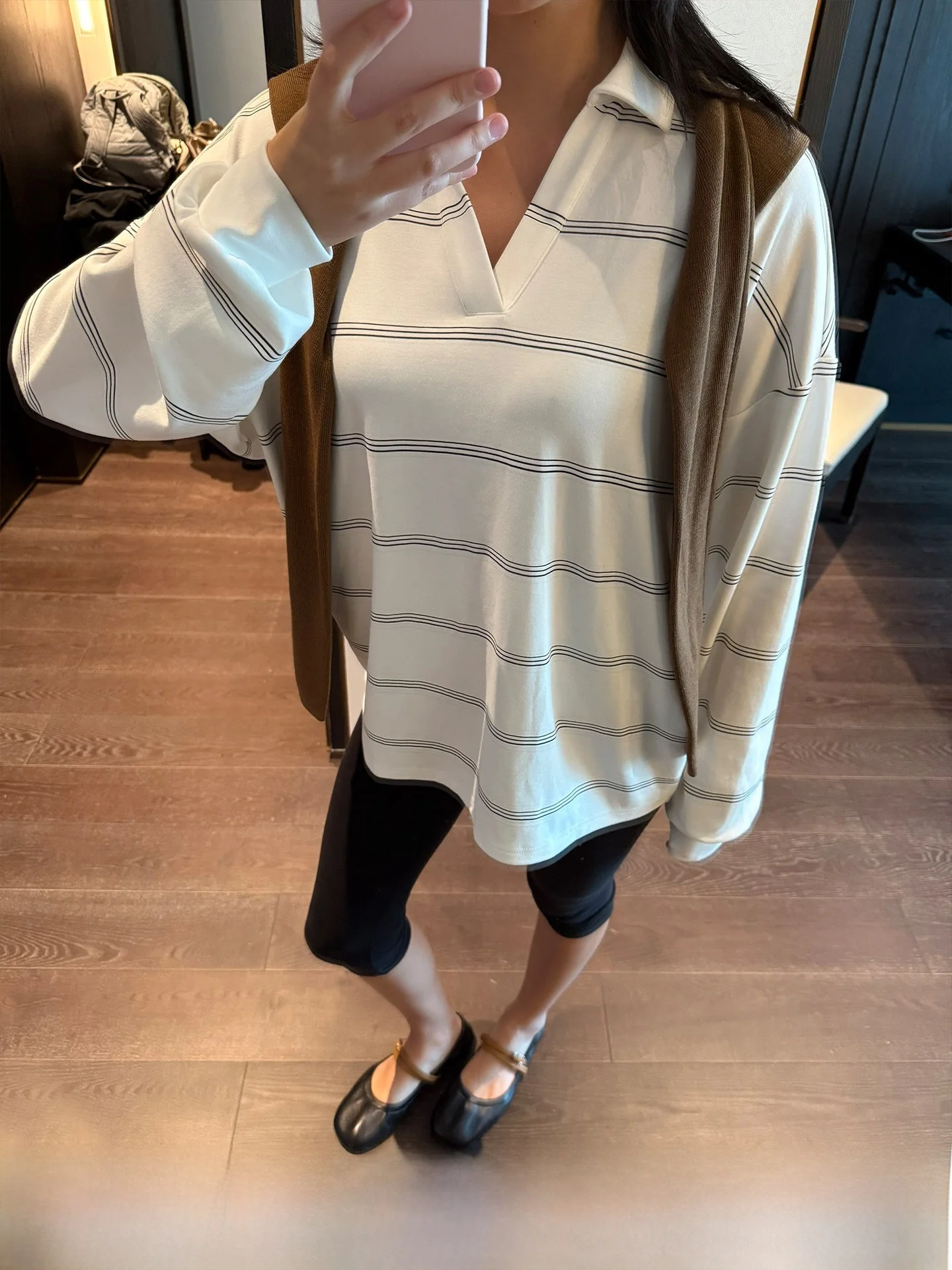 

WellD Cloud Air Feel V-Ne Stripe Свободные манжеты Све irt Футболка Простой длинный топ Све Дышащая смесь хлопка и полиэстера