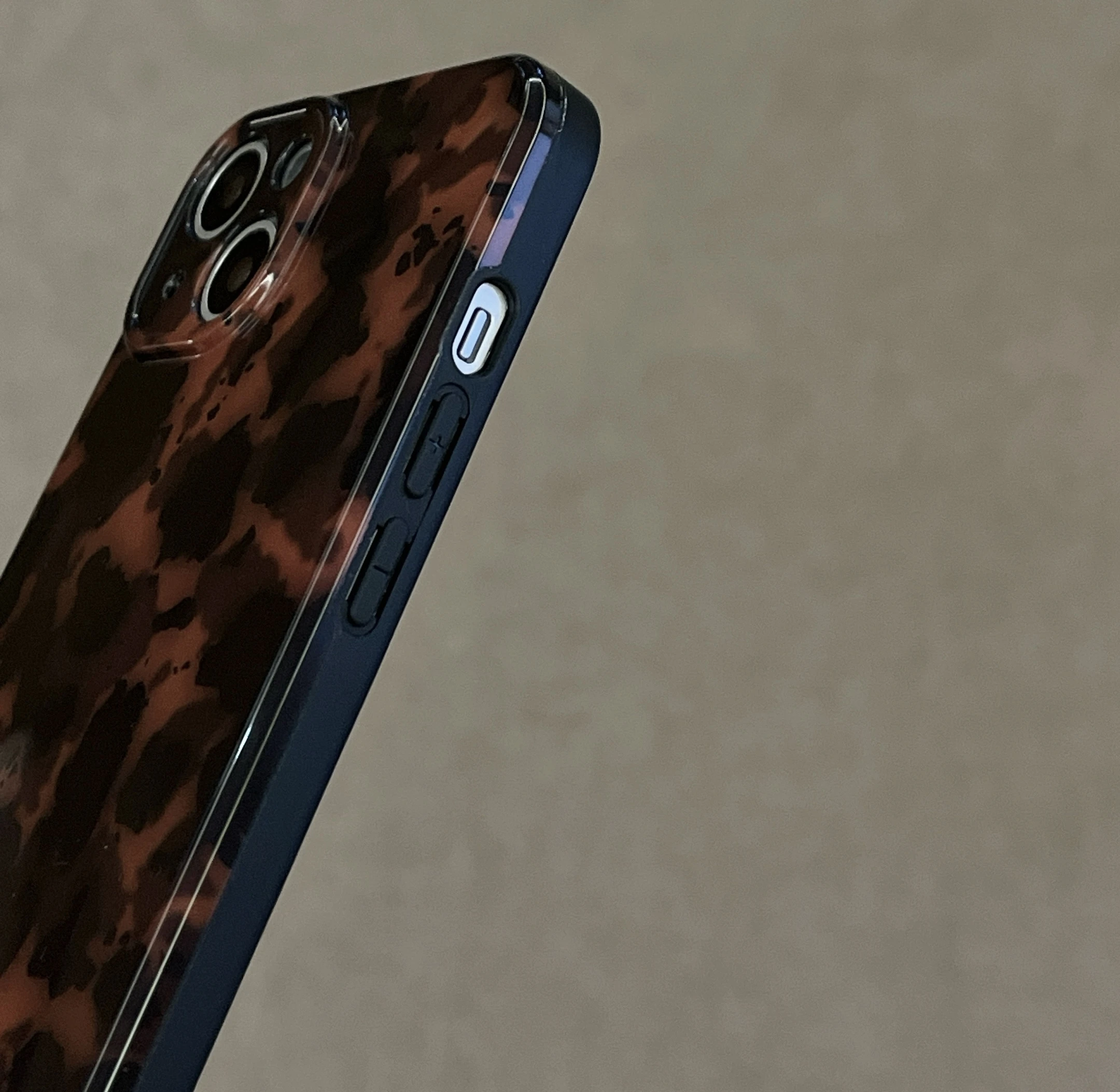 Stilvolle dunkle Farbe Schildpatt Bernstein weiche glänzende Schutzhülle für iPhone 16 15 14 13 12 11 Pro Max Plus – Detail 5