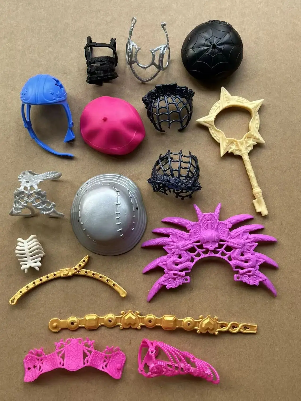 DIY Monster-Puppen-Teile: Original-Zubehörset mit Hüten, Zauberstäben, Gürteln, Handringen, individuellen Hemden und Bändern für kreatives Basteln – Detail 1