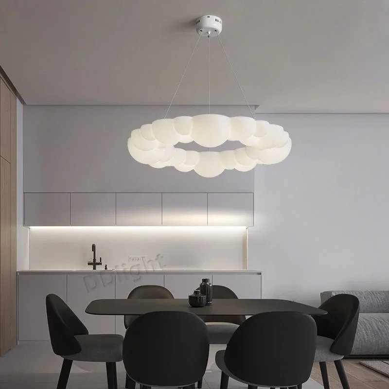 Plafonnier LED suspendu en forme de nuage, design moderne, éclairage d'intérieur, luminaire décoratif de plafond, idéal pour un salon, une salle à manger ou une chambre d'enfant