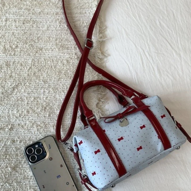 

Ladies Handbag In Durable Leather, Crossbody Strap Included For Hands-Free Convenience, Elegant And Lightweight Carry