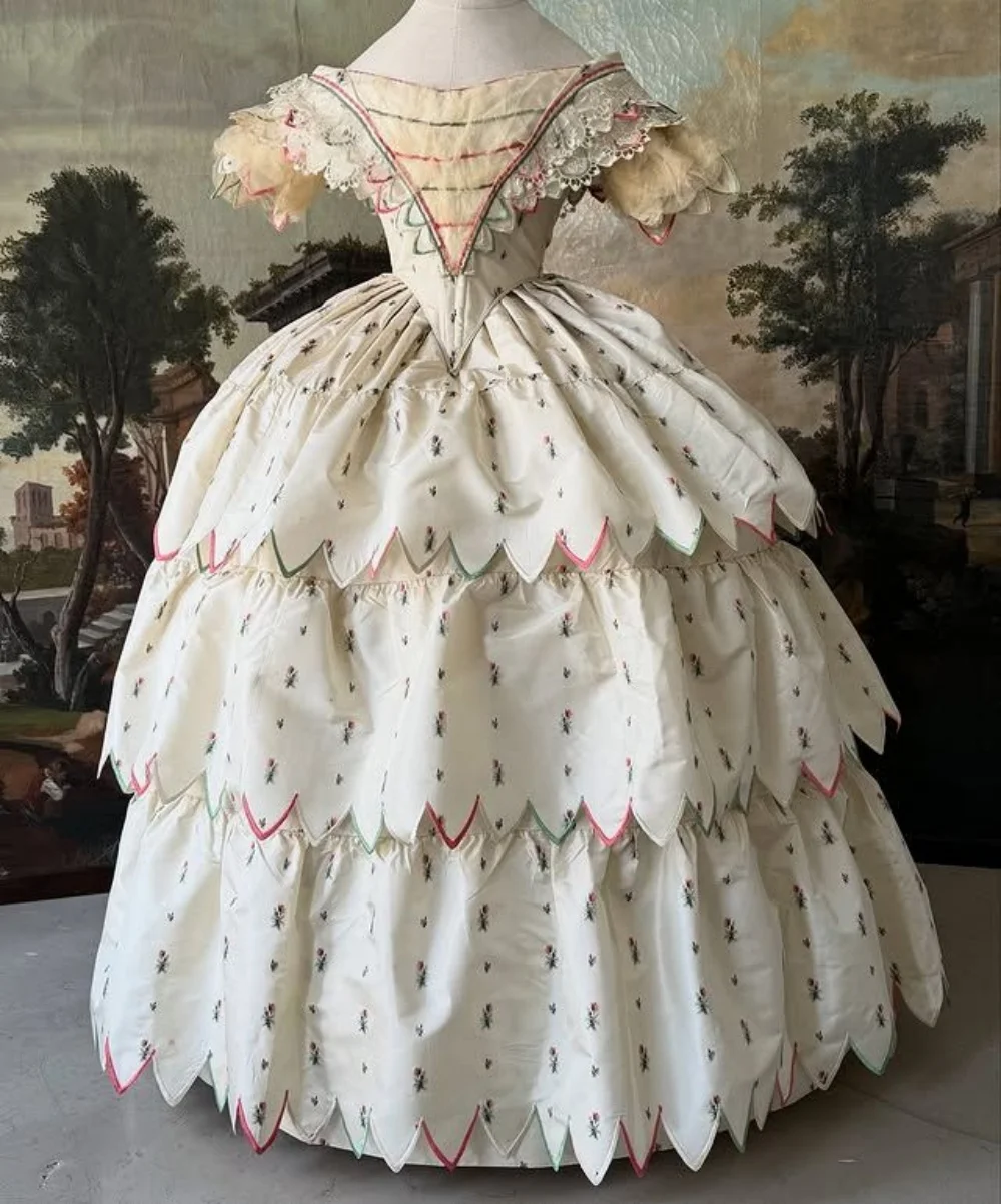 فستان يوم صخب مكشكش لعام 1858 زي إعادة تمثيل سيسي التاريخي للمحكمة الملكية الفيكتورية الأميرة روكوكو ثوب حفلة الزفاف #1