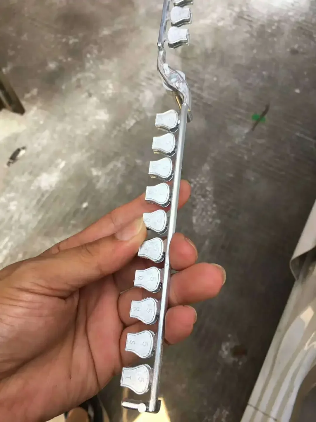 الأكثر مبيعا الشركات المصنعة بالجملة سبائك الزنك المنزلق سحب علامة التبويب قلادة المعدات غرفة ساخنة صغيرة سبائك الزنك يموت