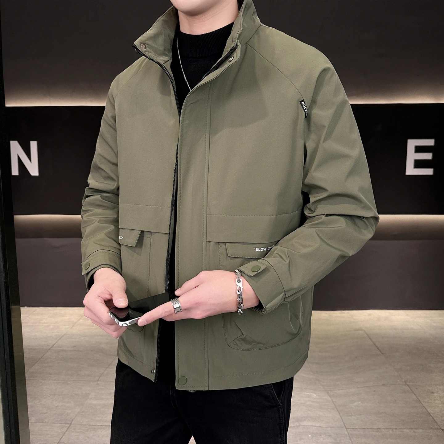 

Новая мужская куртка 2025 года: повседневная, с воротником-стойкой, премиум-класса, в городском стиле, из полиэстера, с защитой от сминания, весна-осень