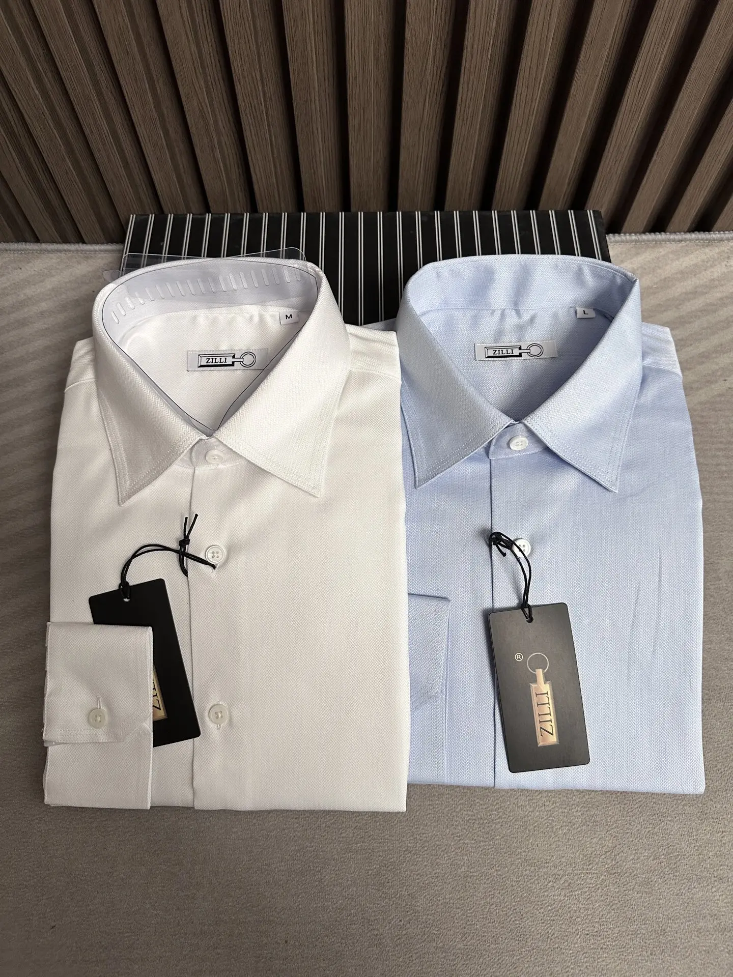 

BLLIYOSS для мужчин с длинными рукавами в студенческом стиле, новинка 2025 года, повседневная высококачественная полосатая ткань с короткими рукавами, простота «Старые деньги», усовершенствованная ткань