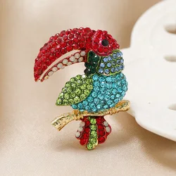 Luxury Colorufl Crystal Parrots Alloy Brooches Pines For Women Men Fashion Classic Gorgeous Rhinestone Bird Badges Jewelry