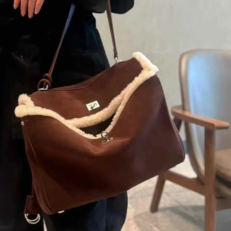 حقيبة كتف من القطيفة للنساء ذات سعة كبيرة للخريف والشتاء مصنوعة من جلد البقر البلوري على طراز عبر الحدود