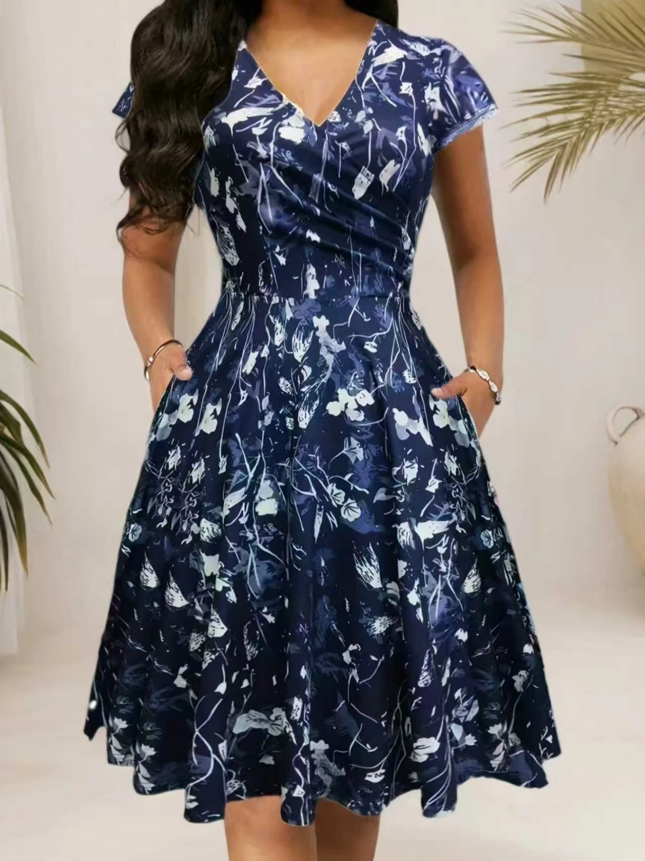 Elegantes, geblümtes Midikleid mit V-Ausschnitt und Taschen aus Polyester-Mischgewebe für Frühling, Sommer und Herbst – Dreijahreszeitenkleid für Damen. – Detail 2