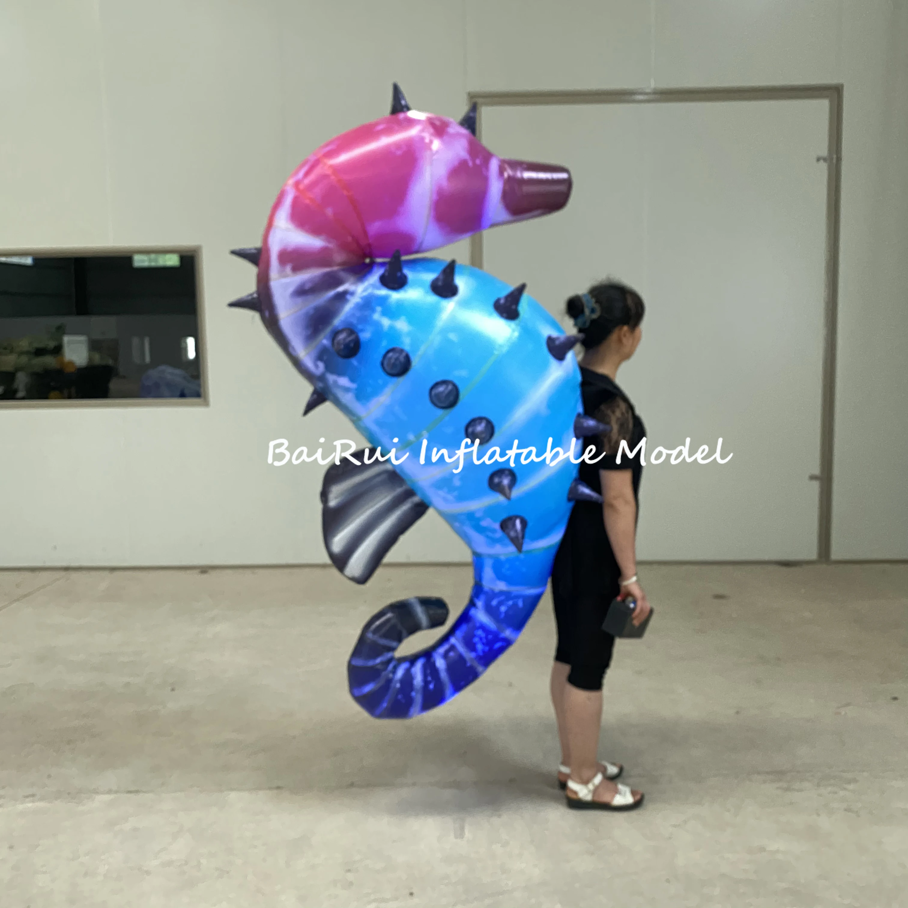 거대한 팽창식 다채로운 바다 말 코스튬, 백색 LED 조명, 공기 블로우, 해양 동물 마스코트, 나이트클럽 퍼레이드, 걷기 소품, 1.7m