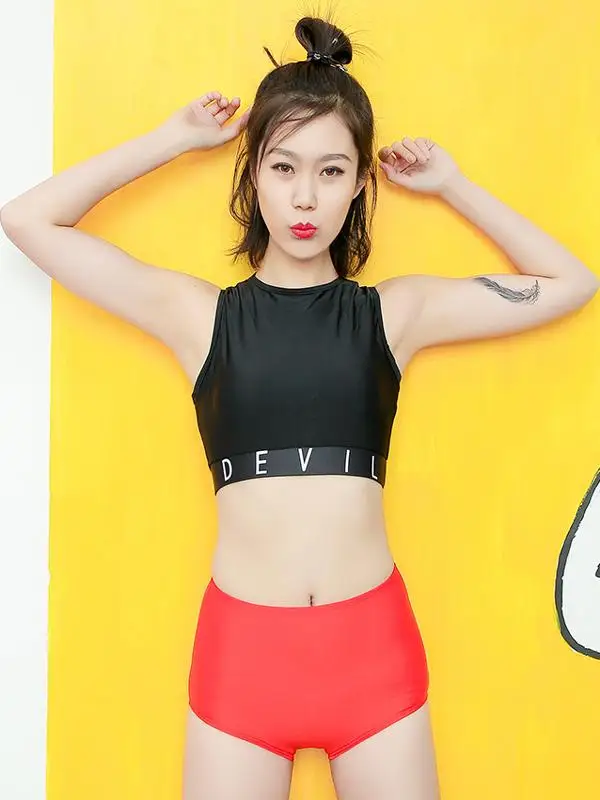 

Женский термокостюм с высокой талией: раздельный спортивный топ и непрозрачные леггинсы