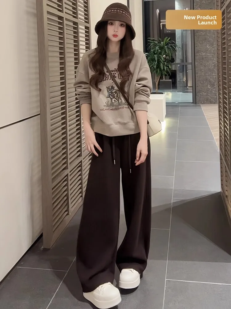 

Модный комплект для ранней осени: свободные брюки с принтом и эффектом похудения, свитшот с круглым вырезом, стильный женский комплект из двух предметов