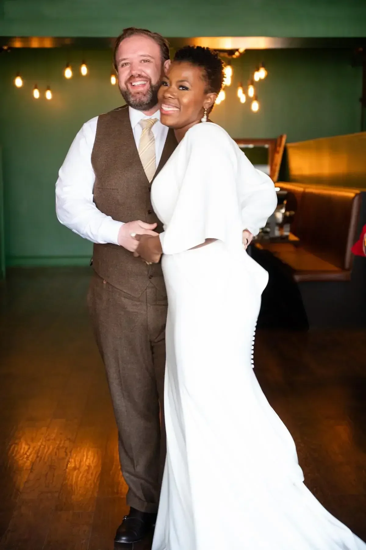 Abito da sposa in raso con scollo a V profondo personalizzato Sweep Train Abiti da sposa Maniche ad aletta Bottoni senza schienale Abito da sposa sul retro