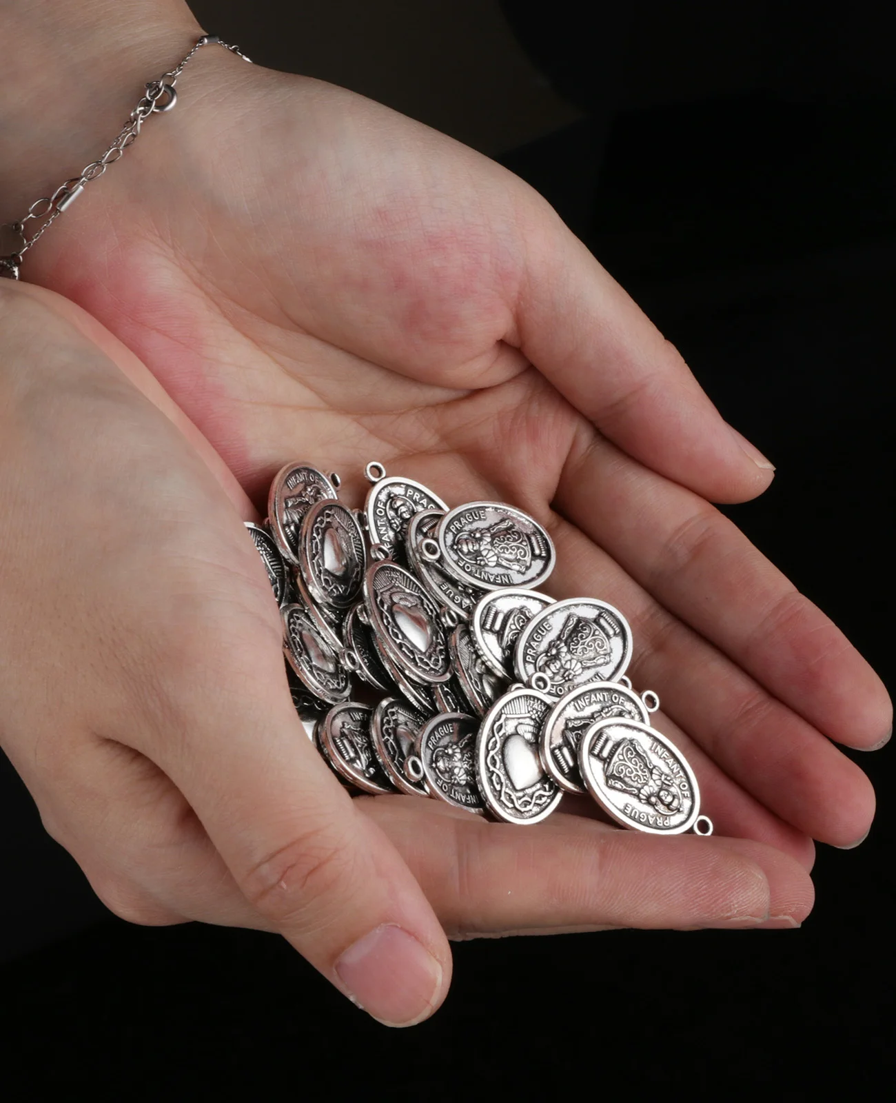 Cottvott 20 قطعة/الوحدة الكاثوليكية القديس الرضع براغ القلب المقدس يسوع ميدالية البيضاوي قلادة DIY بها بنفسك المجوهرات الدينية الحرفية صنع