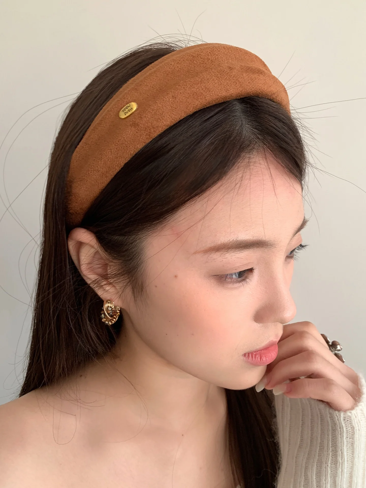 faixa-de-cabelo-larga-retro-em-camurca-marrom-feminina-acessorio-de-cabelo-versatil-para-penteados-com-linha-capilar-alta-confortavel-e-fixa-para-beleza