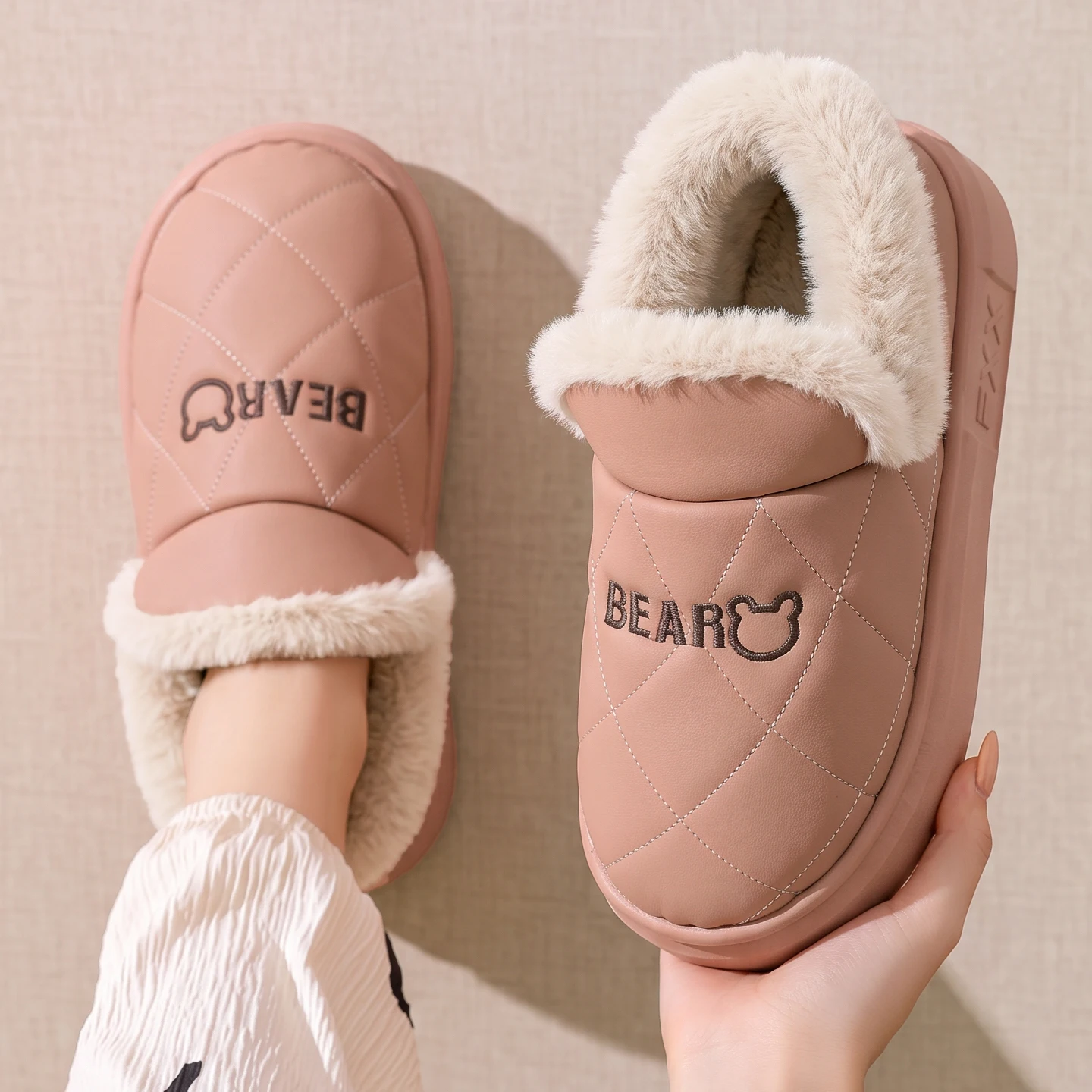 Winter Wasserdichte Hausschuhe für Damen und Herren, Warme Plüsch-Hausschuhe mit Dicker Sohle, Bären-Stickerei, Rutschfeste Indoor-Baumwoll-Fell-Schuhe – Detail 11