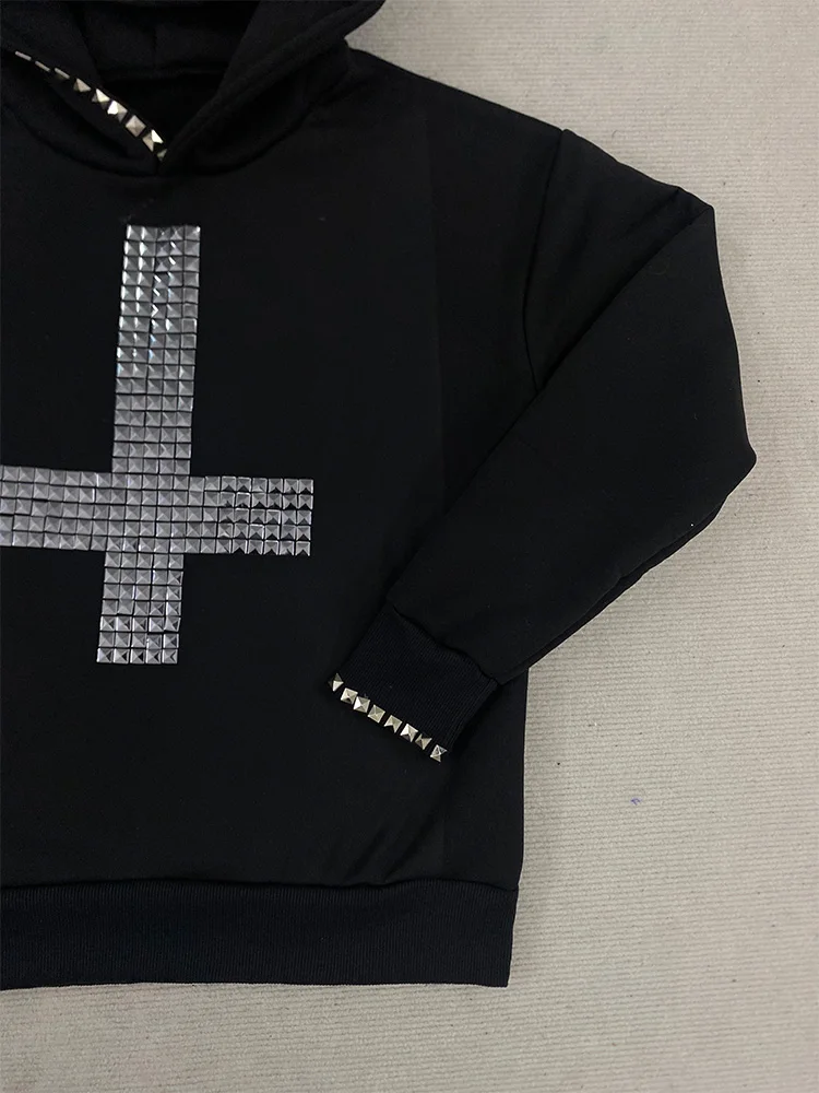 Sudadera con capucha cruzada con tachuelas cálidas para mujer, sudadera negra de gran tamaño, ropa de calle informal estética gótica Punk, acogedora con capucha, novedad de 2025