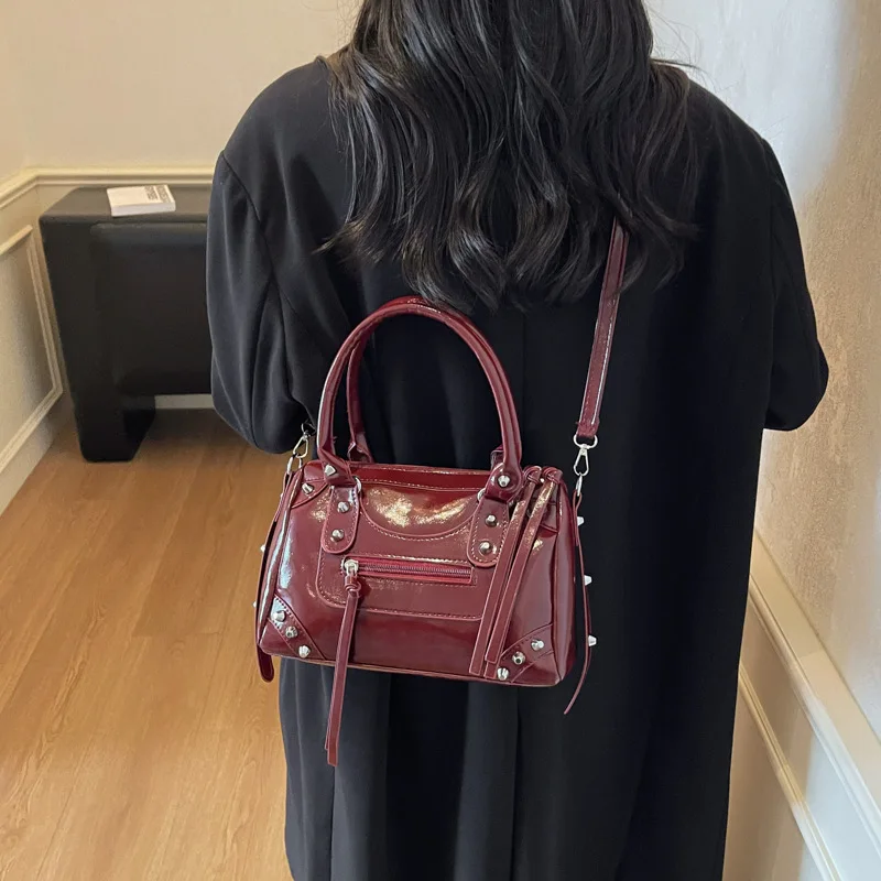 Modische Nieten-Handtasche mit großem Fassungsvermögen, europäische und amerikanische Bowling-Motorrad-Handtasche, Umhängetasche für Damen – Detail 4