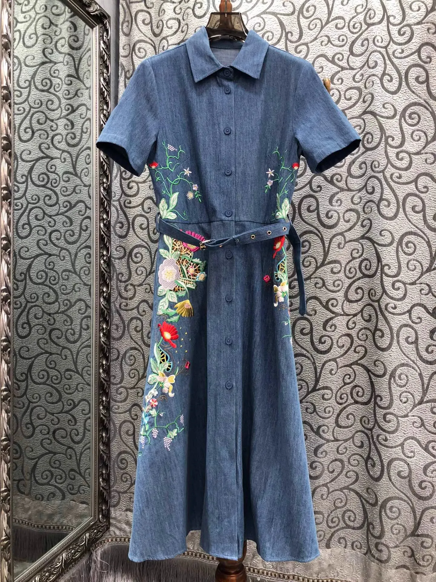 

100%Cotton Denim Dress 2025 Autumn Women Turn-down Collar Colorful Floral Embroidery Patterns Mid-Calf Blue Jeans Dress Gorgeous