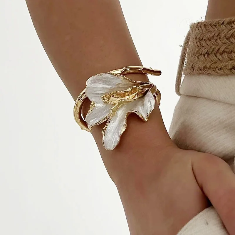 

New Designer Sweet Romantic White Enamel Gold Plated Flower Women's Bangles Fashion Cute Flowers Bracelet for Women