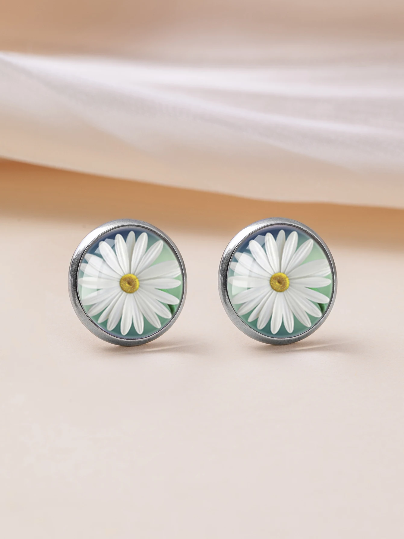 1 Pair of Earrings with a Fresh Chrysanthemum Pattern, Featuring Convex Glass and 316 Stainless Steel, Simple and Classic Style, Suitable for Men and Women for Daily Wear and Parties