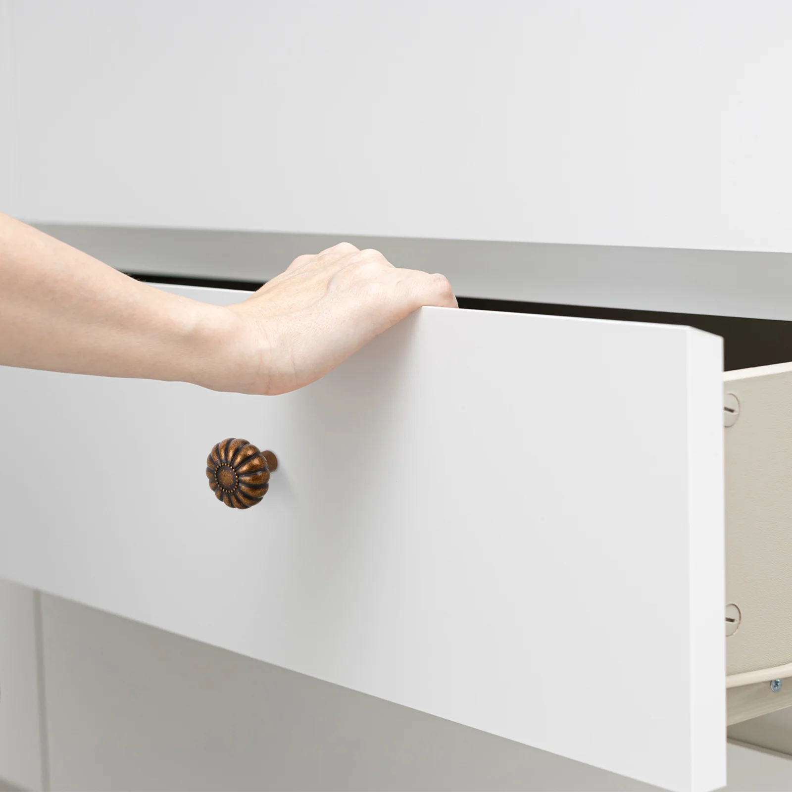 

4Pcs Retro French Style Drawer Pulls Brass Single Hole Knobs Vintage Cupboard Handles for Wardrobe Kitchen Cabinet Door