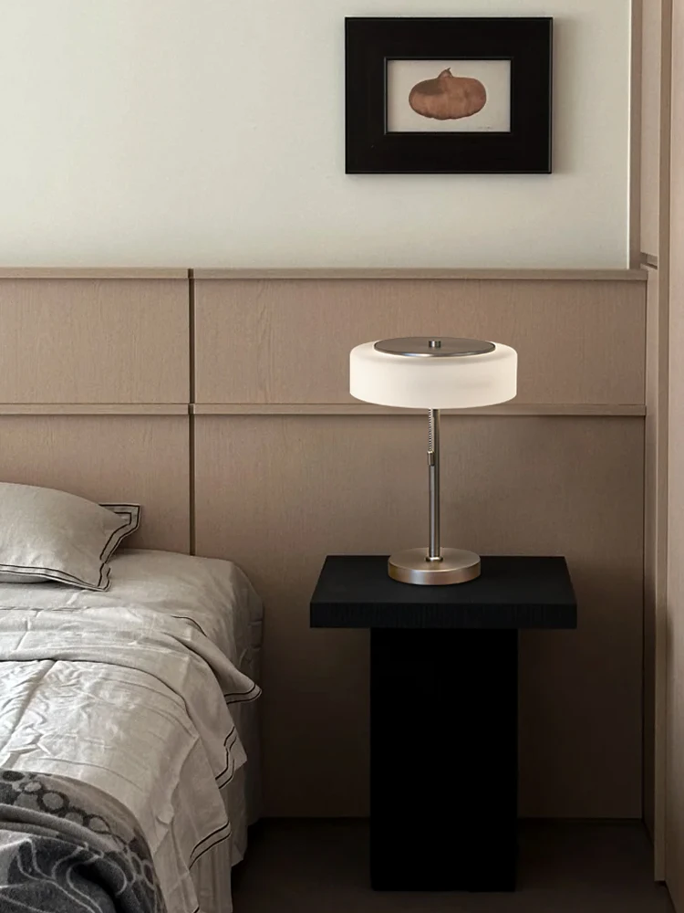 

Desk lamp, bedroom bedside lamp, high-end retro light luxury Italian modern simple pull-in switch glass bedside table
