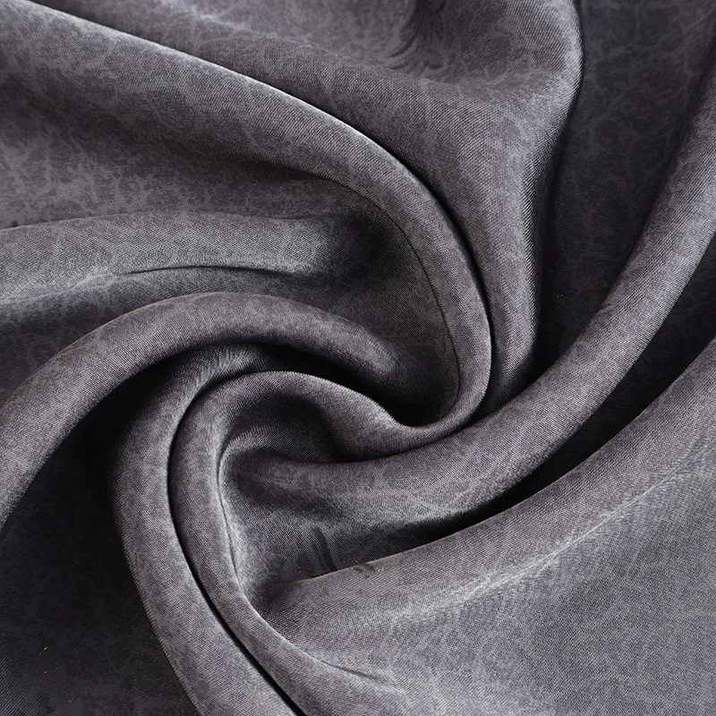 

Ткань из 100% полиэстера с воздушной перфорацией, перламутровым эффектом и золотым тиснением для пошива весенне-летних платьев.