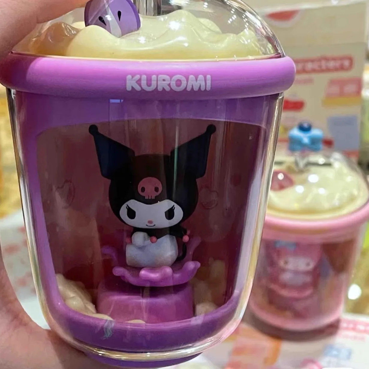 ครอบครัวซานริโอถ้วยชานมแสงแบบไดนามิกเพลงชุดอุปกรณ์ต่อพ่วงกล่องตาบอดของเล่นอินเทรนด์สร้างสรรค์น่ารักรูปเครื่องประดับของขวัญ