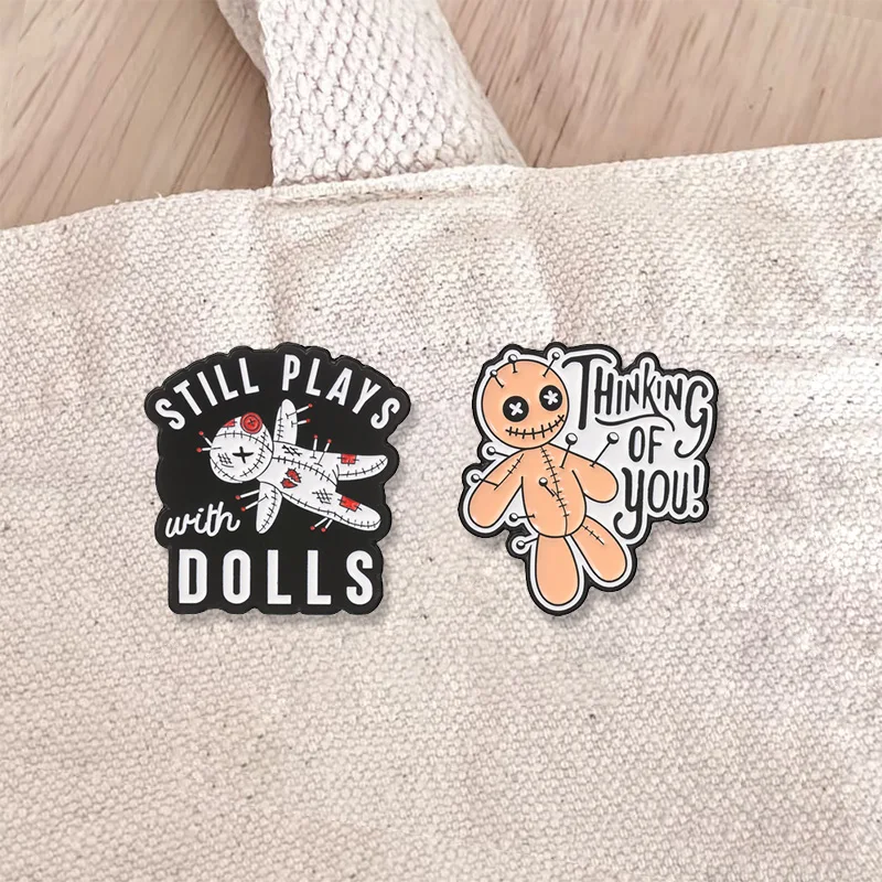 �Noch immer mit Puppen spielen“ – Voodoo-Puppe, sarkastisches Sprichwort, Emaille-Abzeichen, Metall-Anstecknadel, Brosche für Jeans, Reversdekor, Geschenk für Freunde. – Detail 3