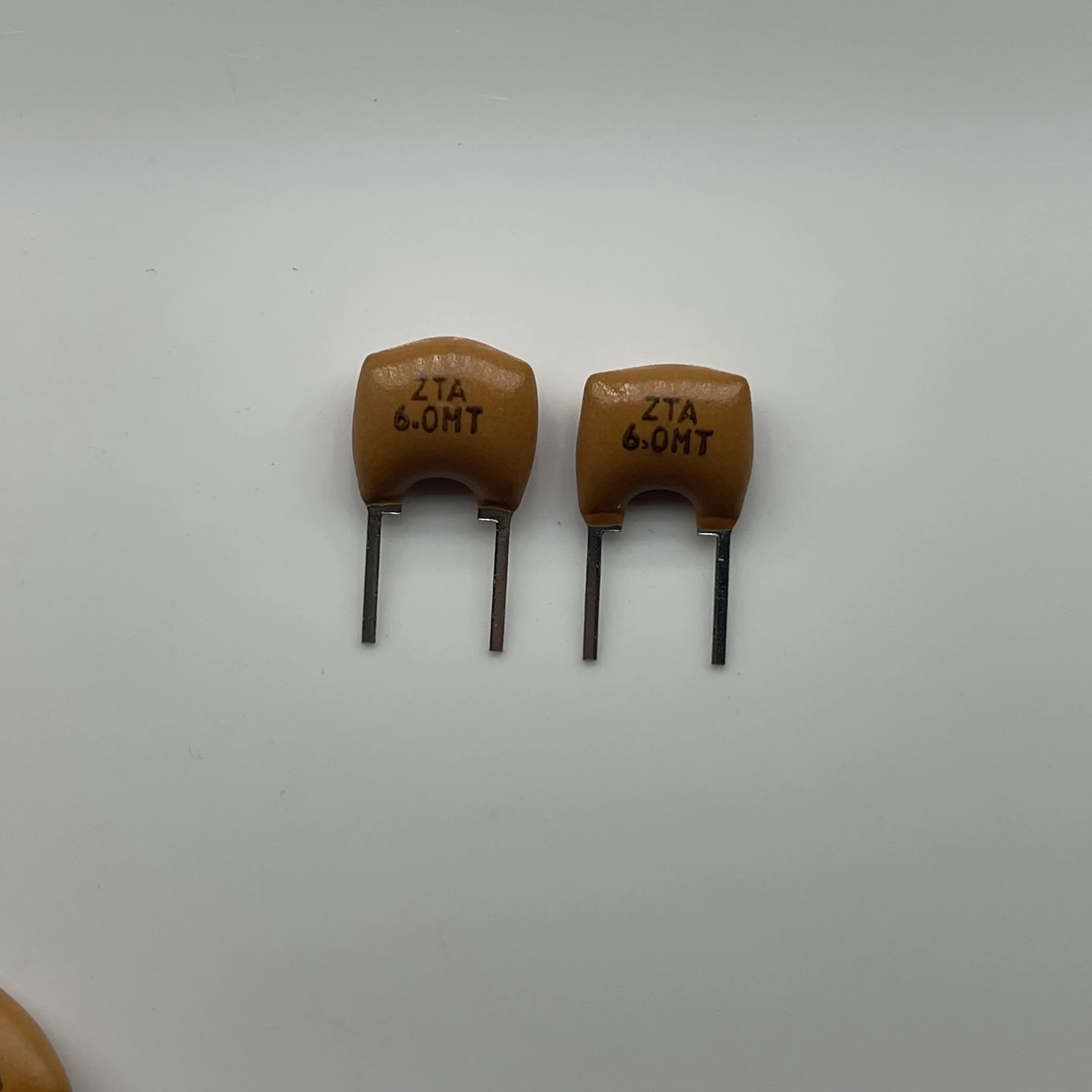 100pcs/ ZTA6.0MT ZTA6M 6MHZ in-line ceramic crystal oscillator 2P brown 6.000M