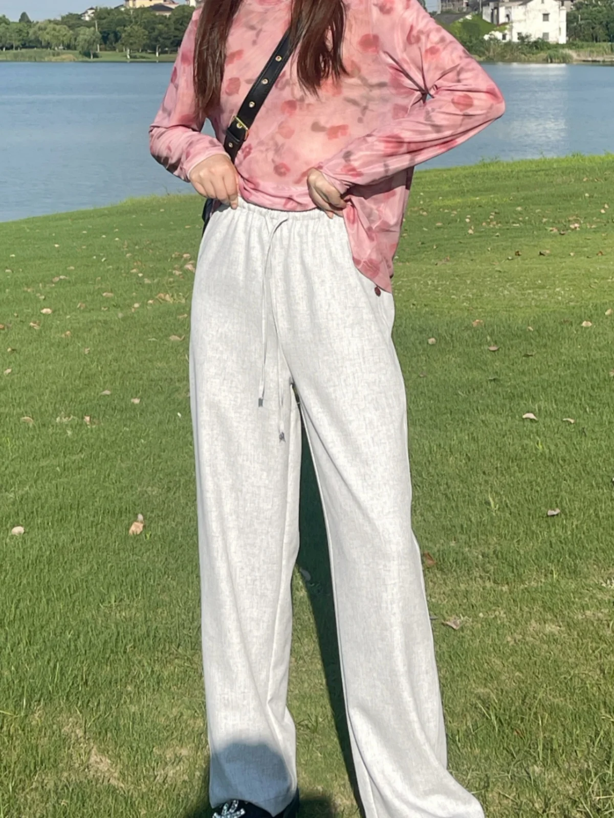 

Брюки прямого кроя для ранней осени: эффект стройности, удлиненная длина, гладкий материал, эластичный пояс, высокое качество