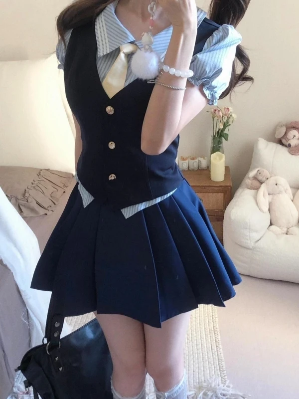 

College Sle Pure Desire Age Reduction Tee Piece Set Striped irt Top Waist Cinched Vest High Waist Pleated ort Skirt