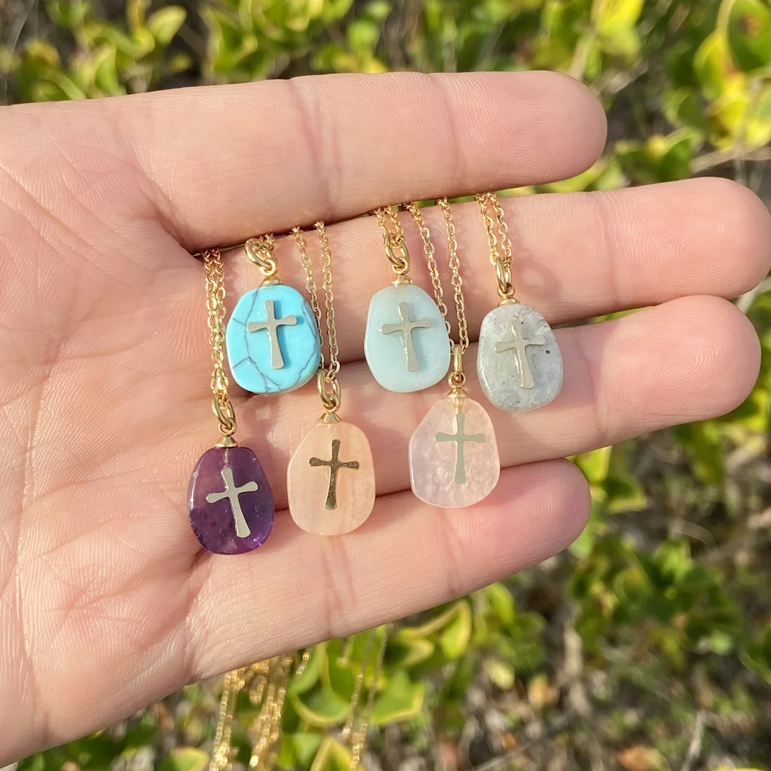 Mehrfarbige Naturstein-Kreuz-Halskette für Damen, modischer Edelstahl-Anhänger, unregelmäßige Kette, Boho-Schmuck, Geschenk