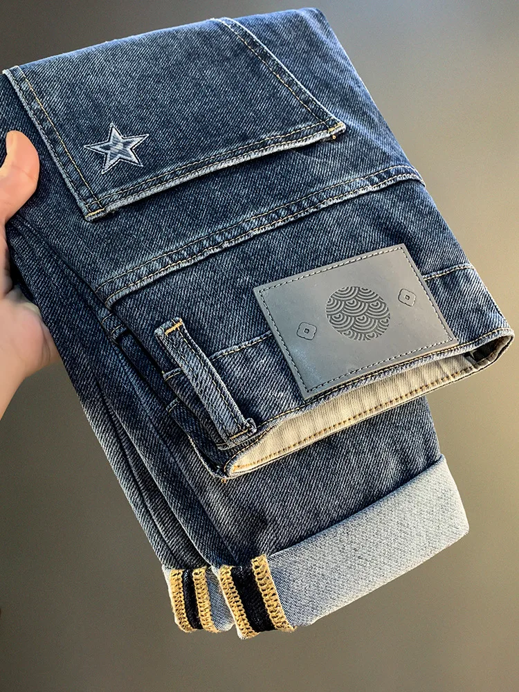 

Модные легкие роскошные джинсы для мужчин, новинка 2025 года, эластичные утягивающие корейские стильные модные осенние повседневные длинные брюки на маленьких ножках