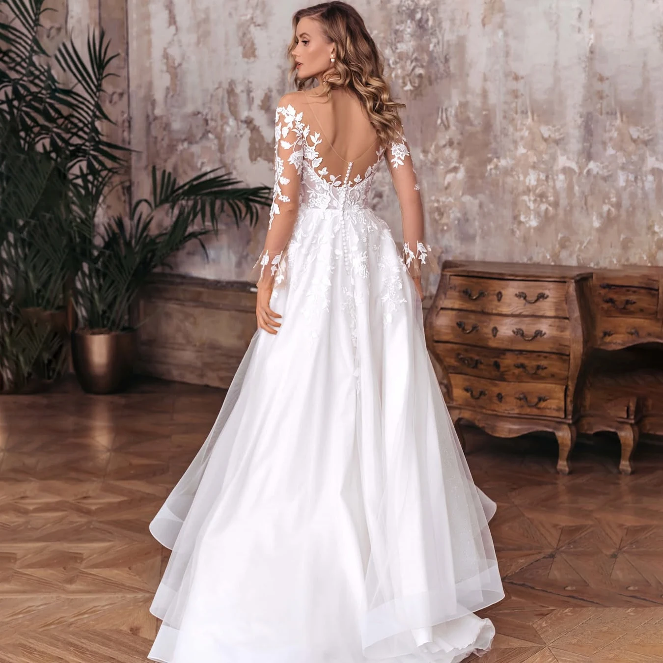 Fotografia 5: Vestido de noiva renda mangas longas costas em V botões pérola fenda alta corte evasê tule cor marfim tamanhos personalizados, ideal para casamento praia e jardim modelo elegante para cerimônias ao ar livre