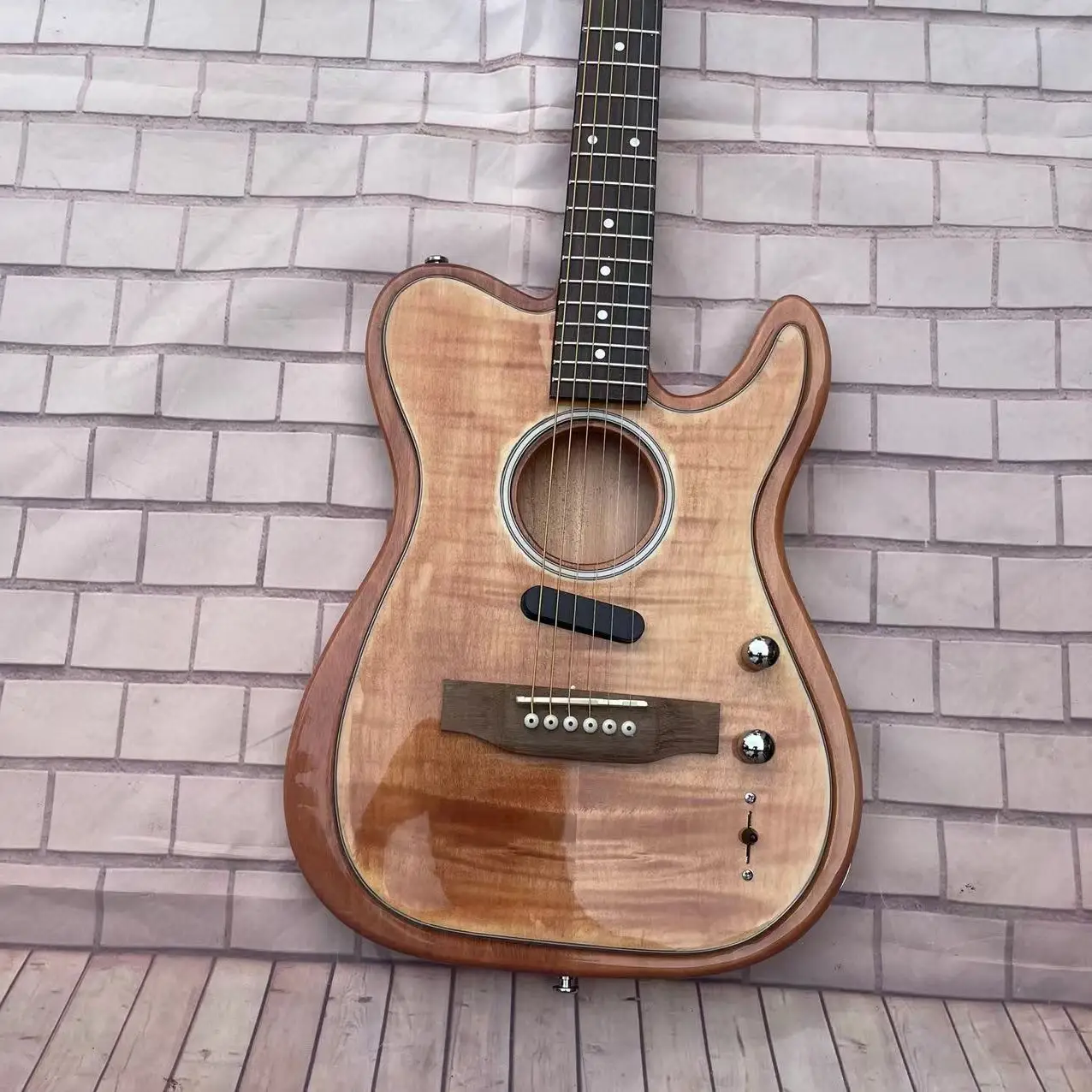 Guitar 6-string semi hollow electric guitar, with a natural wood color body and real factory pictures. Orders can be shipped wit