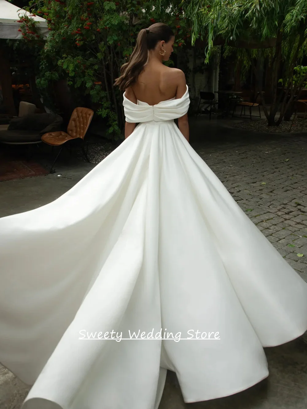 فستان زفاف حديث من الساتان للمرأة العروس مخصص قبالة الكتف قارب الرقبة الزهور ثنيات ألف خط فستان زفاف سويب تراين #4