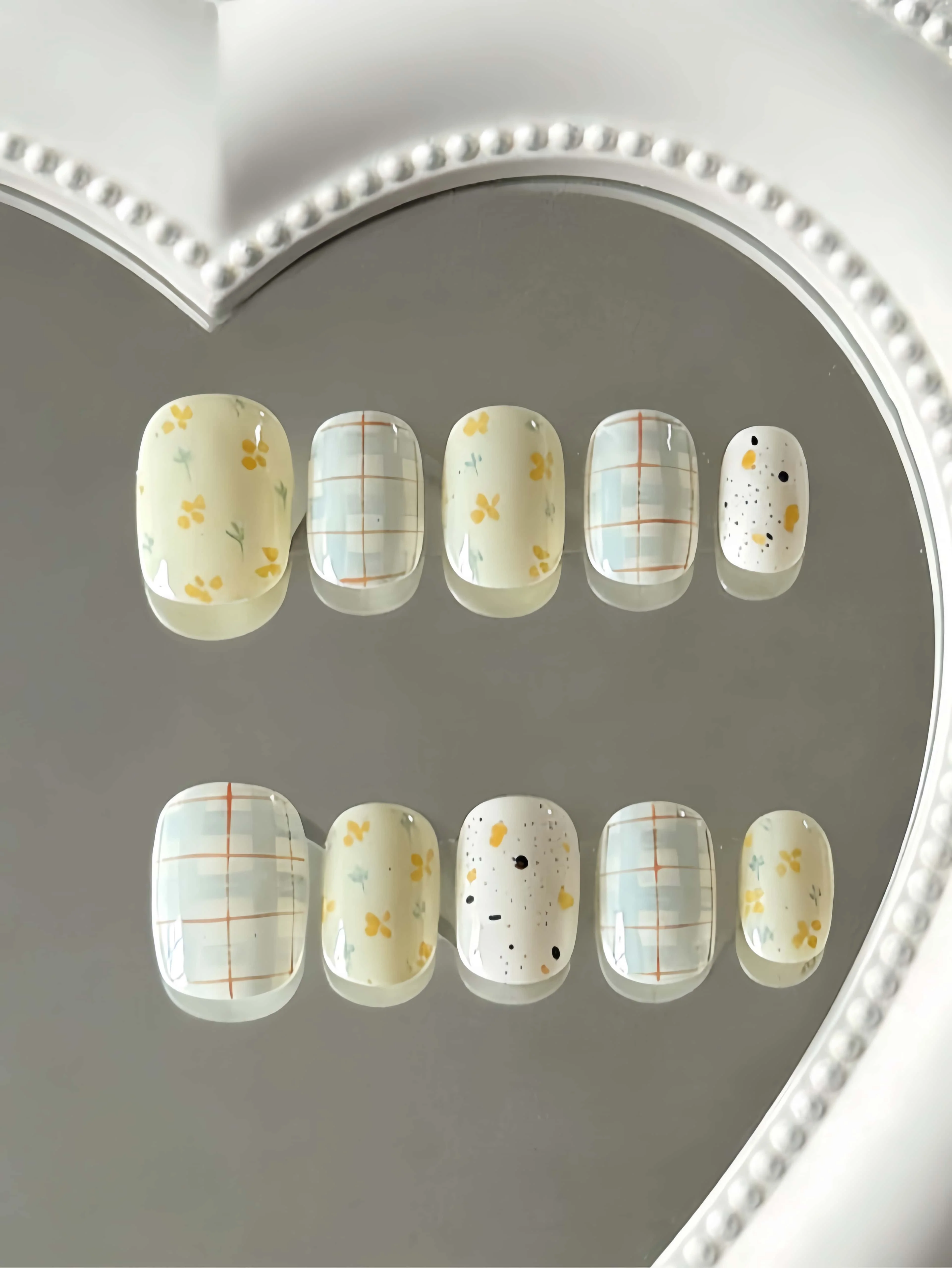 10 Pieces of Short-Length Cream-Colored Floral and Plaid Press-On Nails, Fresh Pastoral Style, Featuring Floral and Plaid Patterns, with Hand-Painted Fresh and Contrasting Colors, Suitable for Young Girls and Young Wom
